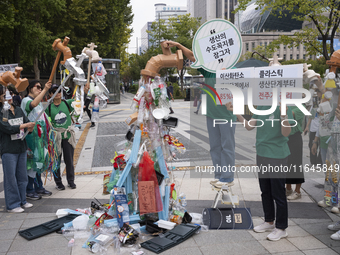 Around 50 participants from Consumer Climate Action and Seoul iCOOP Cooperative gather in front of Daehanmun Gate, Deoksugung Palace, to cal...