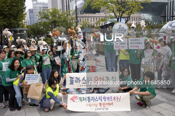 Around 50 participants from Consumer Climate Action and Seoul iCOOP Cooperative gather in front of Daehanmun Gate, Deoksugung Palace, to cal...