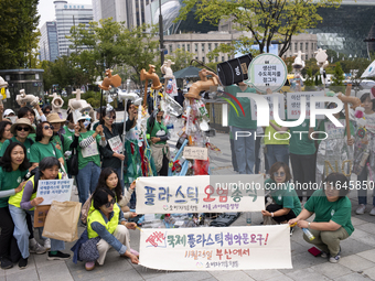 Around 50 participants from Consumer Climate Action and Seoul iCOOP Cooperative gather in front of Daehanmun Gate, Deoksugung Palace, to cal...