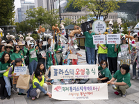 Around 50 participants from Consumer Climate Action and Seoul iCOOP Cooperative gather in front of Daehanmun Gate, Deoksugung Palace, to cal...