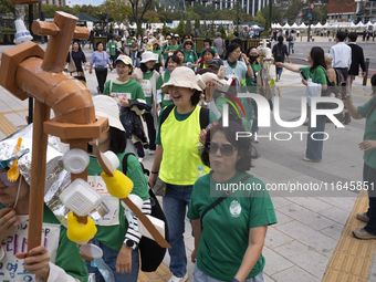 Around 50 participants from Consumer Climate Action and Seoul iCOOP Cooperative gather in front of Daehanmun Gate, Deoksugung Palace, to cal...