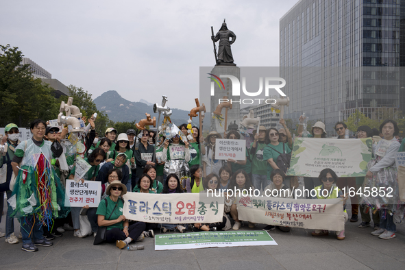 Around 50 participants from Consumer Climate Action and Seoul iCOOP Cooperative gather in front of Daehanmun Gate, Deoksugung Palace, to cal...