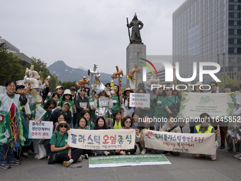 Around 50 participants from Consumer Climate Action and Seoul iCOOP Cooperative gather in front of Daehanmun Gate, Deoksugung Palace, to cal...