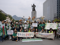 Around 50 participants from Consumer Climate Action and Seoul iCOOP Cooperative gather in front of Daehanmun Gate, Deoksugung Palace, to cal...