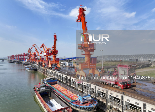 Cranes carry out loading and unloading operations in an orderly manner at the Yaowan Comprehensive Terminal in Nanchang, China, on October 6...