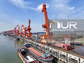 Cranes carry out loading and unloading operations in an orderly manner at the Yaowan Comprehensive Terminal in Nanchang, China, on October 6...