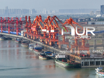 Cranes carry out loading and unloading operations in an orderly manner at the Yaowan Comprehensive Terminal in Nanchang, China, on October 6...