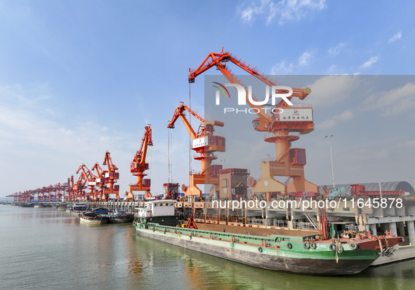 Cranes carry out loading and unloading operations in an orderly manner at the Yaowan Comprehensive Terminal in Nanchang, China, on October 6...