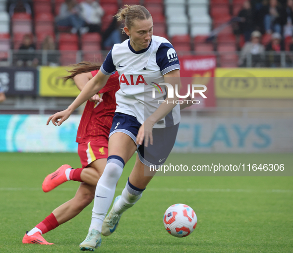 Clare Hunt of Tottenham Hotspur Women plays during the Barclays FA Women's Super League soccer match between Tottenham Hotspur Women and Liv...