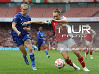 Everton's Lucy Hope chases Arsenal's Caitlin Foord during the Barclays FA Women's Super League match between Arsenal and Everton at the Emir...