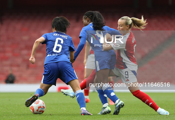 Beth Mead of Arsenal tackles Toni Payne during the Barclays FA Women's Super League match between Arsenal and Everton at the Emirates Stadiu...