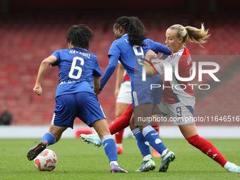 Beth Mead of Arsenal tackles Toni Payne during the Barclays FA Women's Super League match between Arsenal and Everton at the Emirates Stadiu...