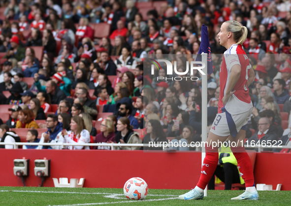 Beth Mead of Arsenal takes a corner during the Barclays FA Women's Super League match between Arsenal and Everton at the Emirates Stadium in...