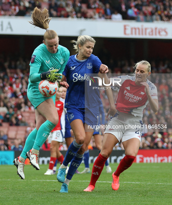 Stina Blackstenius of Arsenal fights for the ball in the box during the Barclays FA Women's Super League match between Arsenal and Everton a...