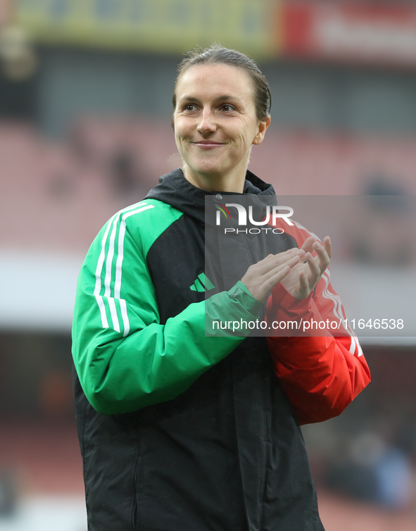 Lotte Wobben Moy of Arsenal thanks the fans after the Barclays FA Women's Super League match between Arsenal and Everton at the Emirates Sta...