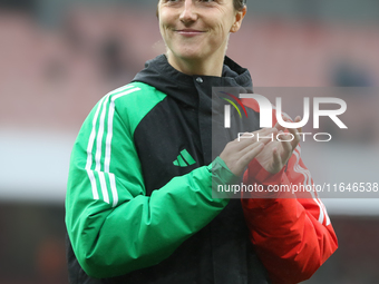 Lotte Wobben Moy of Arsenal thanks the fans after the Barclays FA Women's Super League match between Arsenal and Everton at the Emirates Sta...