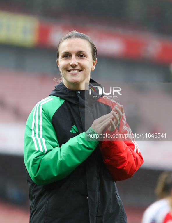 Lotte Wobben Moy of Arsenal thanks the fans after the Barclays FA Women's Super League match between Arsenal and Everton at the Emirates Sta...