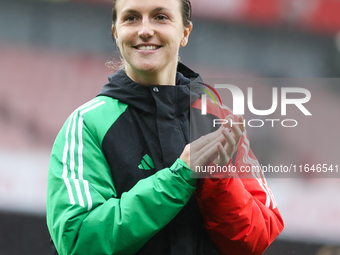 Lotte Wobben Moy of Arsenal thanks the fans after the Barclays FA Women's Super League match between Arsenal and Everton at the Emirates Sta...