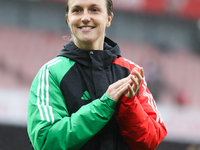 Lotte Wobben Moy of Arsenal thanks the fans after the Barclays FA Women's Super League match between Arsenal and Everton at the Emirates Sta...