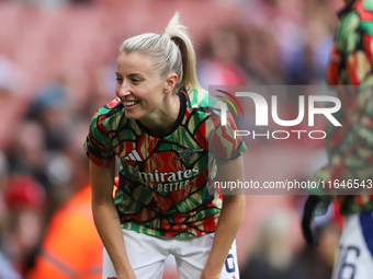 Leah Williamson of Arsenal stands before the Barclays FA Women's Super League match between Arsenal and Everton at the Emirates Stadium in L...