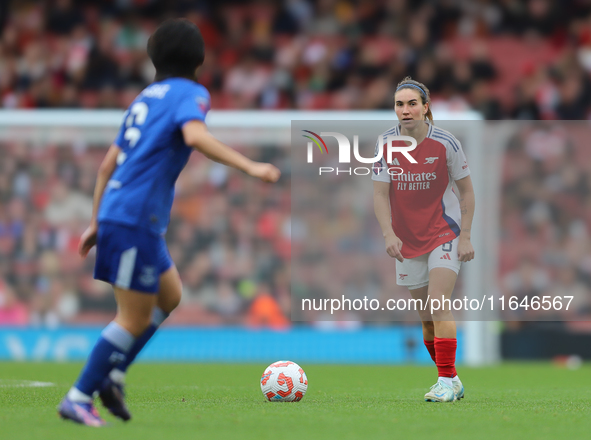 Mariona Caldentey of Arsenal takes on Honoka Hayashi during the Barclays FA Women's Super League match between Arsenal and Everton at the Em...