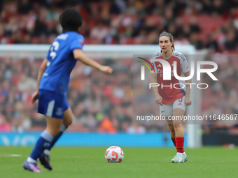 Mariona Caldentey of Arsenal takes on Honoka Hayashi during the Barclays FA Women's Super League match between Arsenal and Everton at the Em...