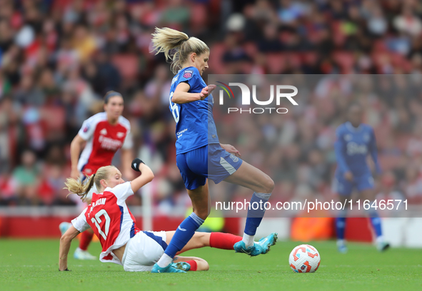 Frida Maanum of Arsenal tackles Justine Vanhavermaet of Everton during the Barclays FA Women's Super League match between Arsenal and Everto...