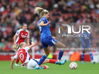 Frida Maanum of Arsenal tackles Justine Vanhavermaet of Everton during the Barclays FA Women's Super League match between Arsenal and Everto...