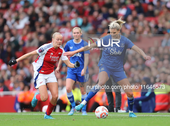 Frida Maanum of Arsenal takes on Justine Vanhavermaet of Everton during the Barclays FA Women's Super League match between Arsenal and Evert...