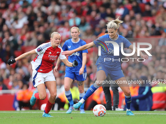 Frida Maanum of Arsenal takes on Justine Vanhavermaet of Everton during the Barclays FA Women's Super League match between Arsenal and Evert...