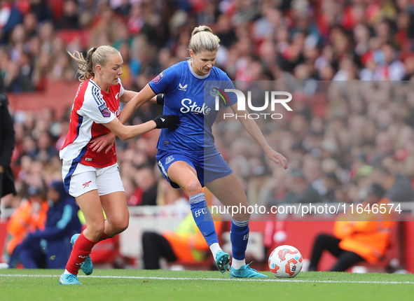 Frida Maanum of Arsenal tackles Justine Vanhavermaet of Everton during the Barclays FA Women's Super League match between Arsenal and Everto...