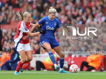 Frida Maanum of Arsenal tackles Justine Vanhavermaet of Everton during the Barclays FA Women's Super League match between Arsenal and Everto...