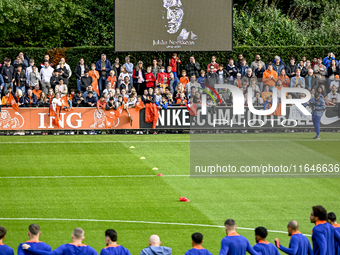 A minute of silence takes place before the training for Johan Neeskens during the match training and press conference for the Netherlands on...