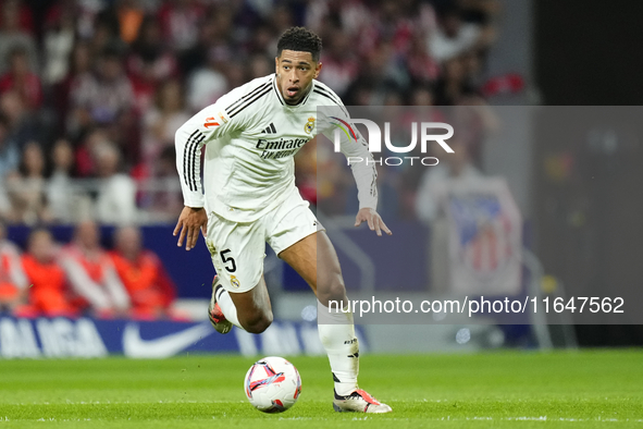 Jude Bellingham central midfield of Real Madrid and England during the LaLiga match between Atletico de Madrid and Real Madrid CF  at Estadi...