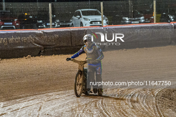 Nathan Ablitt of the Sheffield Cubs pushes his bike home for the third place point after experiencing a mechanical problem during the WSRA N...