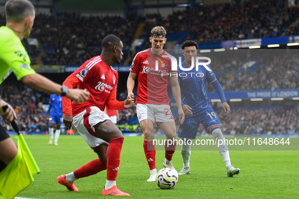 Ryan Yates of Nottingham Forest and Callum Hudson-Odoi of Nottingham Forest are under pressure from Jadon Sancho of Chelsea during the Premi...