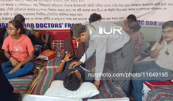 Senior doctors check the health conditions of the trainee and junior doctors who are on a hunger strike in protest against the RG Kar Medica...