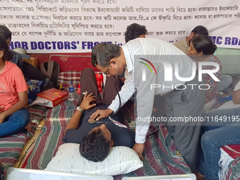 Senior doctors check the health conditions of the trainee and junior doctors who are on a hunger strike in protest against the RG Kar Medica...