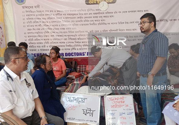 Senior doctors check the health conditions of the trainee and junior doctors who are on a hunger strike in protest against the RG Kar Medica...