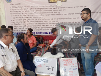 Senior doctors check the health conditions of the trainee and junior doctors who are on a hunger strike in protest against the RG Kar Medica...