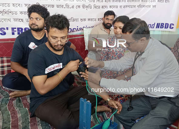 Senior doctors check the health conditions of the trainee and junior doctors who are on a hunger strike in protest against the RG Kar Medica...