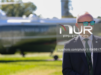 A U.S. Secret Service officer stands guard on the South Lawn of the White House on October 8, 2024 as Marine One prepares to take off with P...