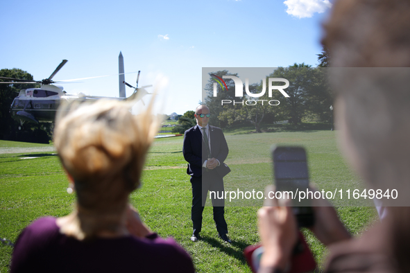 A U.S. Secret Service officer stands guard on the South Lawn of the White House on October 8, 2024 as Marine One prepares to take off with P...