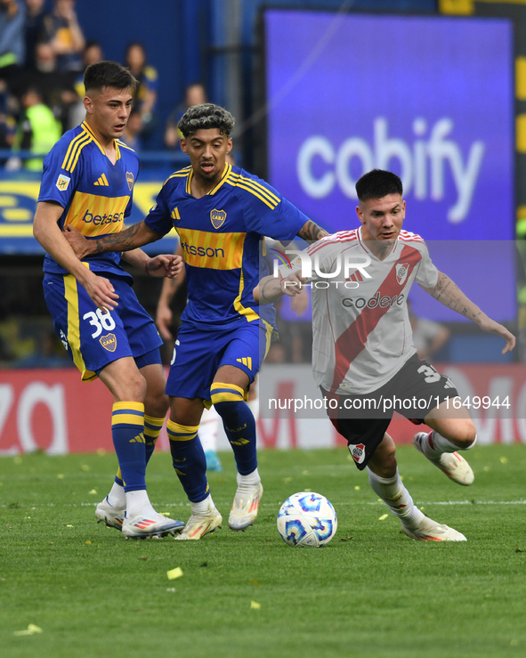 Franco Mastantuono of River Plate and Cristian Medina of Boca Juniors participate in a Liga Profesional match between Boca Juniors and River...