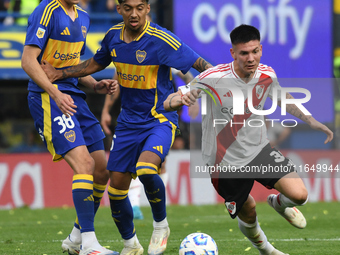 Franco Mastantuono of River Plate and Cristian Medina of Boca Juniors participate in a Liga Profesional match between Boca Juniors and River...