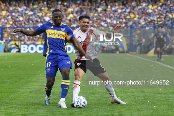 Luis Advincula of Boca Juniors and Enzo Diaz of River Plate play during a Liga Profesional match between Boca Juniors and River Plate at Alb...