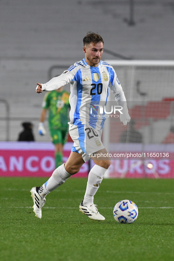 Alexis Mac Allister of Argentina participates in a match between Argentina and Chile at Estadio Mas Monumental Antonio Vespucio Liberti in B...