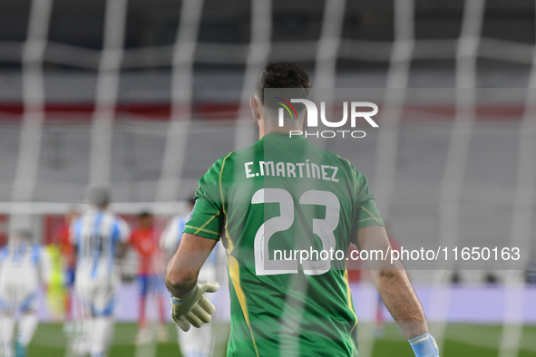 Emiliano Martinez of Argentina waits for kick-off before a match between Argentina and Chile at Estadio Mas Monumental Antonio Vespucio Libe...