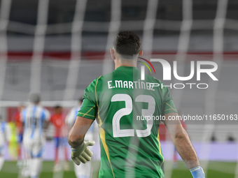 Emiliano Martinez of Argentina waits for kick-off before a match between Argentina and Chile at Estadio Mas Monumental Antonio Vespucio Libe...