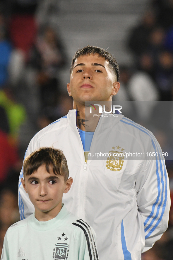 Enzo Fernandez participates in the national anthems ceremony before a match between Argentina and Chile at Estadio Mas Monumental Antonio Ve...